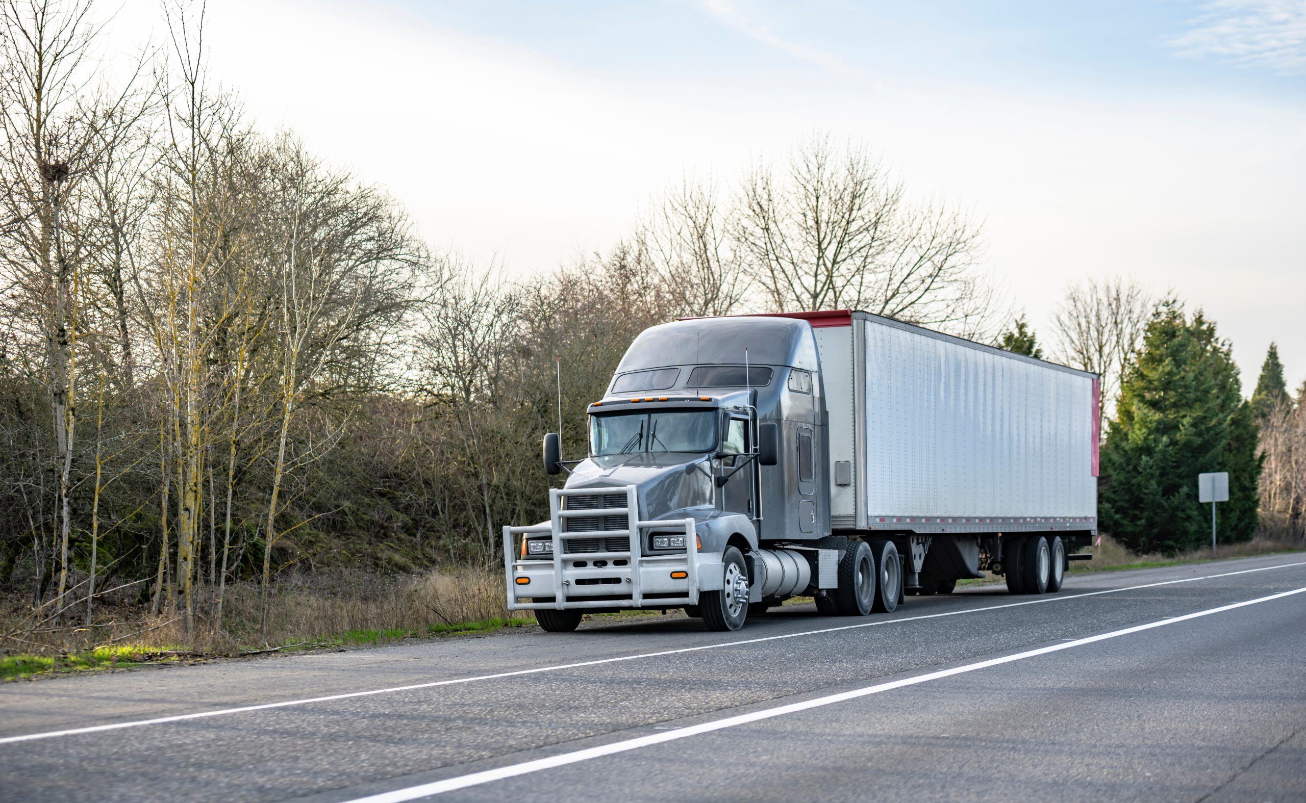 Classic,Big,Rig,Gray,Semi,Truck,Tractor,With,Grille,Guard